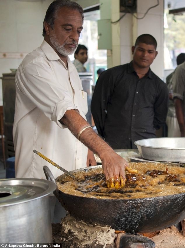 Fish Fry With Bare Hands In Karol Bagh Delhi :This Happen Only In India