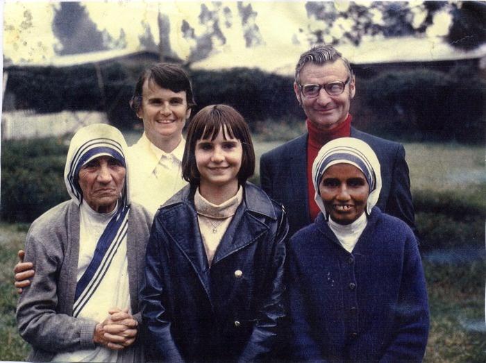 mother teresa with her family