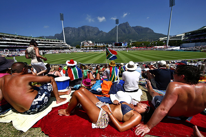 1426665079-cricket-fans-enjoy-sunbathing