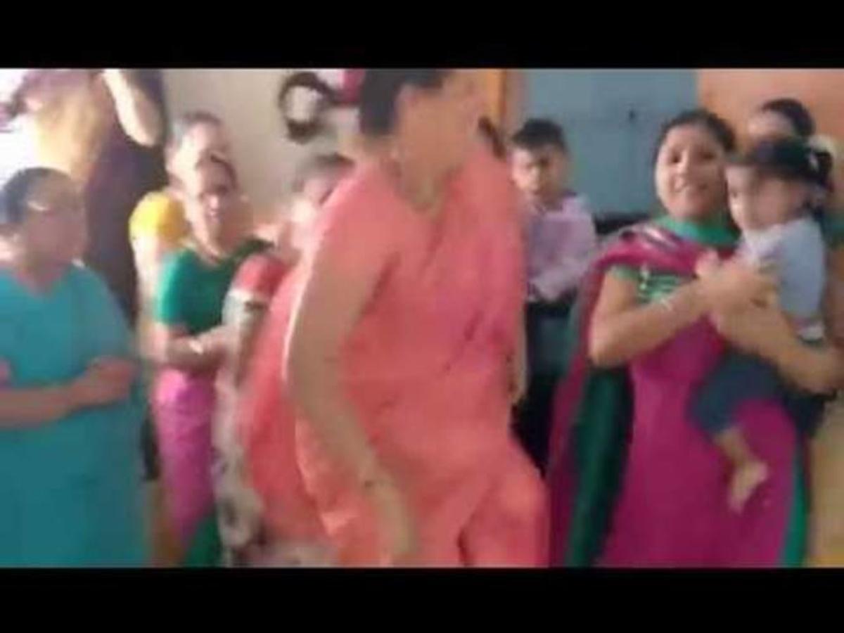 INDIAN MARATHI AUNTY FUNNY DANCE 2015 SHANTABAI