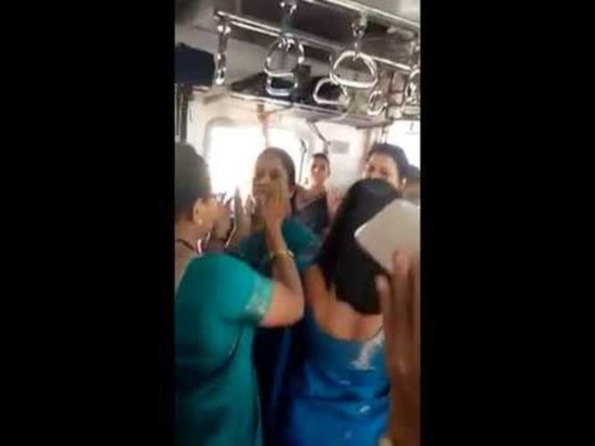 Women Dancing In The Train (original) | Mumbai Local Trains | Whatsapp Funny  Video 2015