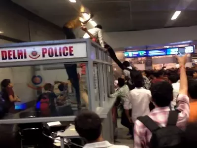 delhi-people-beat-black-men-rajiv-chowk-metro-station