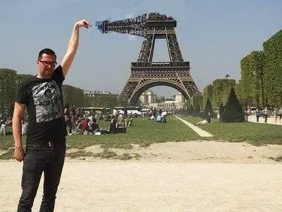 Man Asks People To Photoshop Eiffel Tower Under His Finger, Gets