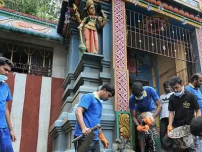 Muslim Group Is Helping In Cleaning Temples
