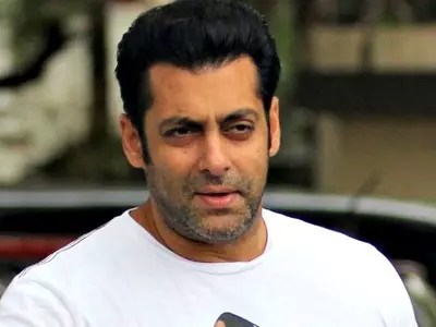 salman khan gets chased by angry bikers