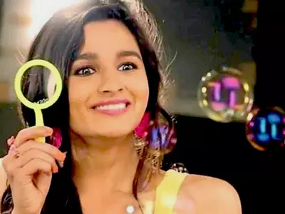 alia bhatt playing with bubbles