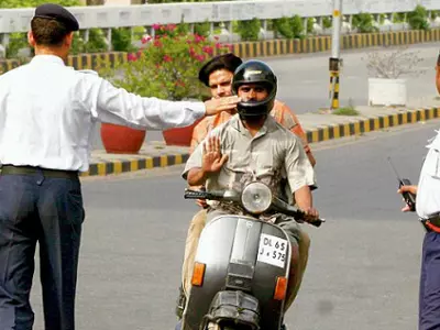 traffic cop beaten up by 3 people