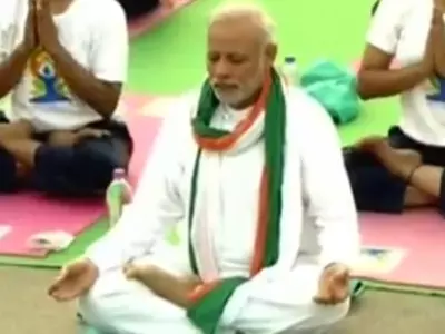 Modi doing yoga at Rajpath