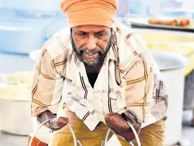 This Differently-Abled Man Did 'Seva' On Gurupurab And Set A Brilliant Example Of Compassion