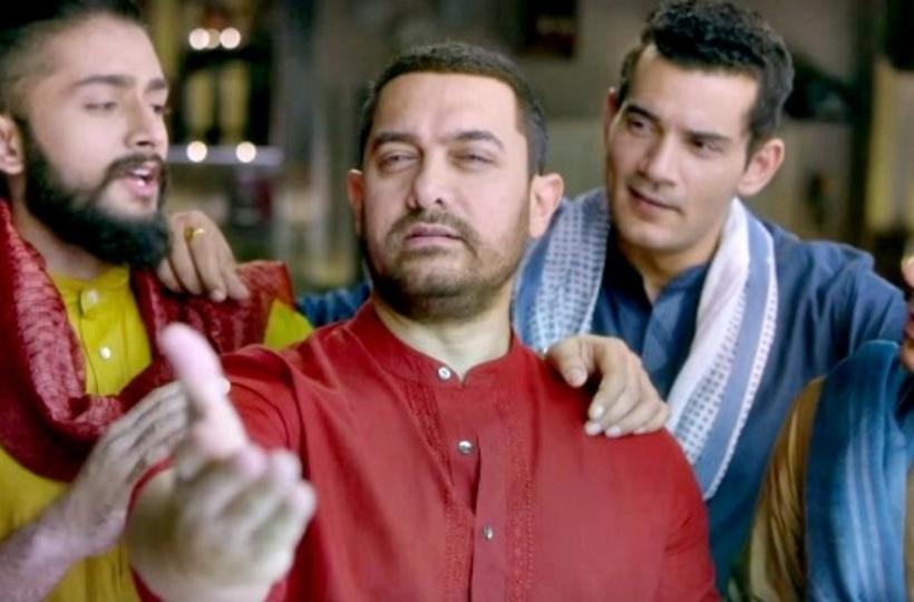 Aamir Khan Making Fun Of SRK's DDLJ Scene In His Latest Ad Will Tickle Your Funny Bone! Aamir Khan Making Fun Of SRK's DDLJ Scene In His Latest Ad Will Tickle Your Funny Bone!