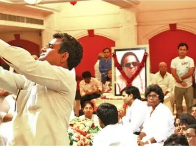 Ravindra Jain funeral selfie