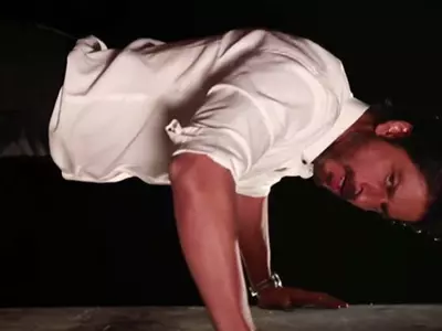 Watch: SRK Does 300 Push-Ups For His Fan!