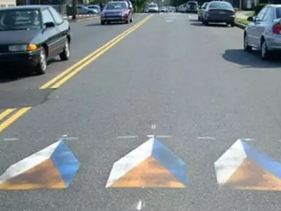 India's Roads Will SOon Have 3D Painted Speed Breakers To Slow Down Motorists