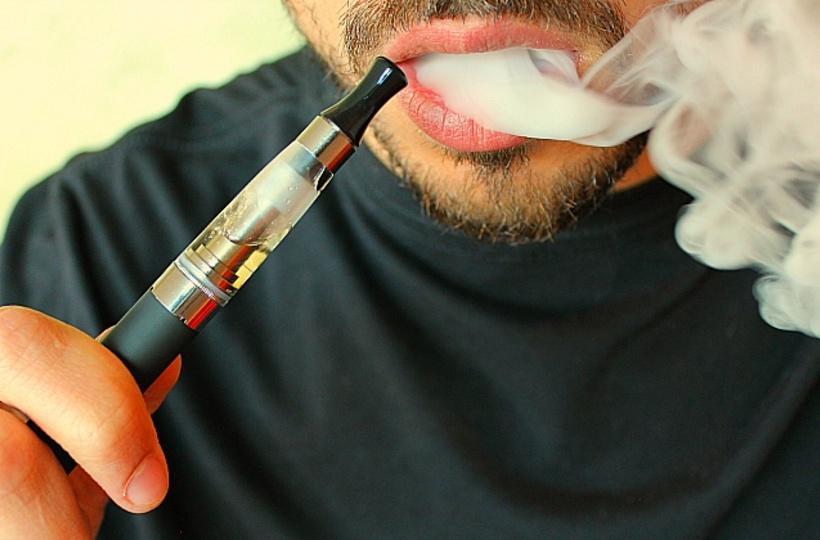 India Just Made Its First Arrest for Selling E-Cigarettes, But You Buy Them Online!