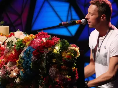 Coldplay's Chris Martin Ddelivers Surprise Performance At New York Homeless Shelter!