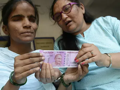 Blind Girl Identify The New Note