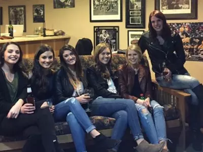 This Photo Of 6 Friends Sitting On A Couch Is Making People Baffled And It Will Confuse You Too