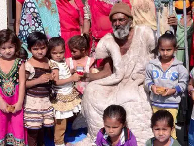 Beggar Gifts Gold Earrings To 10 Anganwadi Girls