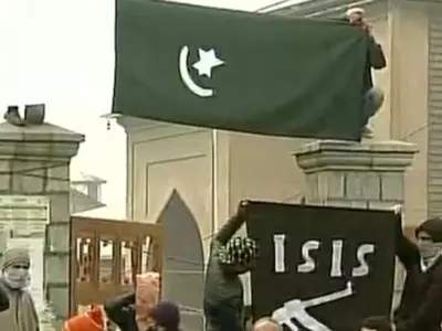 Separatists Raises ISIS, Pakistan Flags in Kashmir
