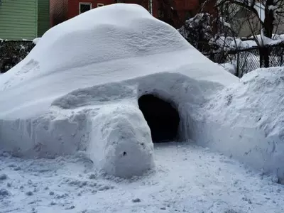 This New Yorker Built An Igloo Out Of The Blizzard And Rented It Out At $200 Per Night!