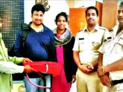 Driver Travels 32 KM To Return A Laptop Left Behind In His Auto, Local Cops Praise Him