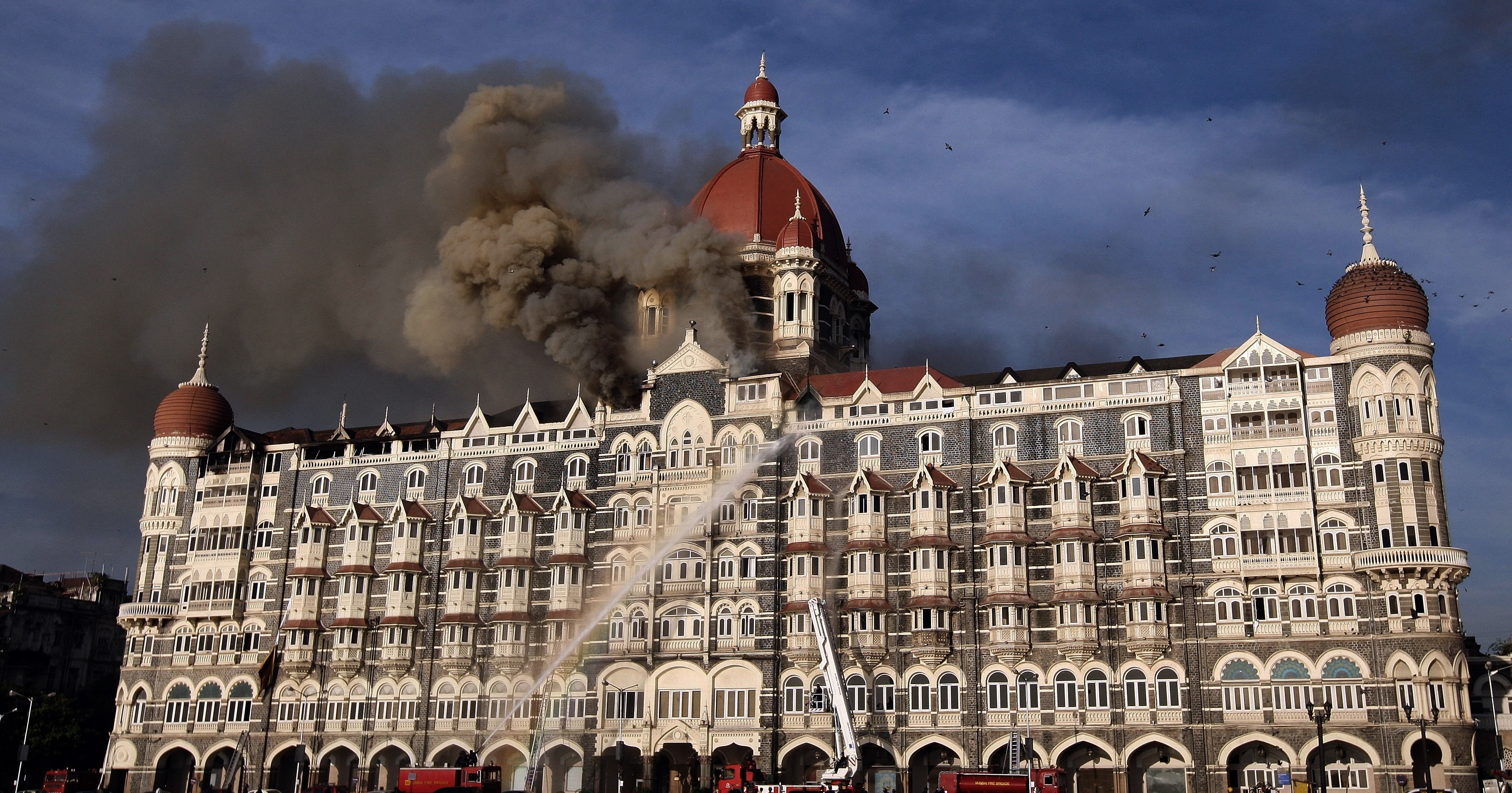 Нападение на отели. Отель Тадж в Мумбаи. Мумбаи 2008 Тадж Махал теракт. Гостиница Тадж Махал в Мумбаи. Отель Тадж Махал 2008 теракт.