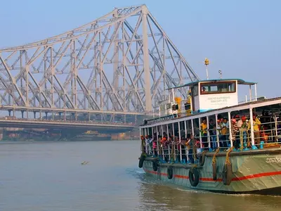 She Was About Jump From Howrah Bridge And End It, But This Cop Talked Her Out Of Suicide