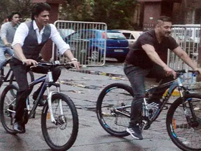 Here’s What Happened Before Shah Rukh Khan And Salman Khan Were Spotted Riding Bicycles