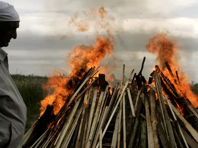Muslim Woman Lights Funeral Pyre Of Hindu Man After His Son Refuses