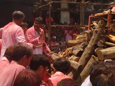 Land Developers And Gold Dealers Bid 7 Crore To Do Last Rites Of Jain Monk!