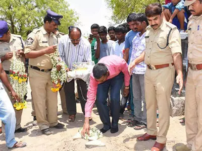 Police Are Performing  Last Rites Of Infants Killed In Drought Hit Andhra As Parents Are Unable To Do It