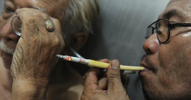 This Indonesian Clinic Claims To Treat Emphysema And Cancer With Smoking 
