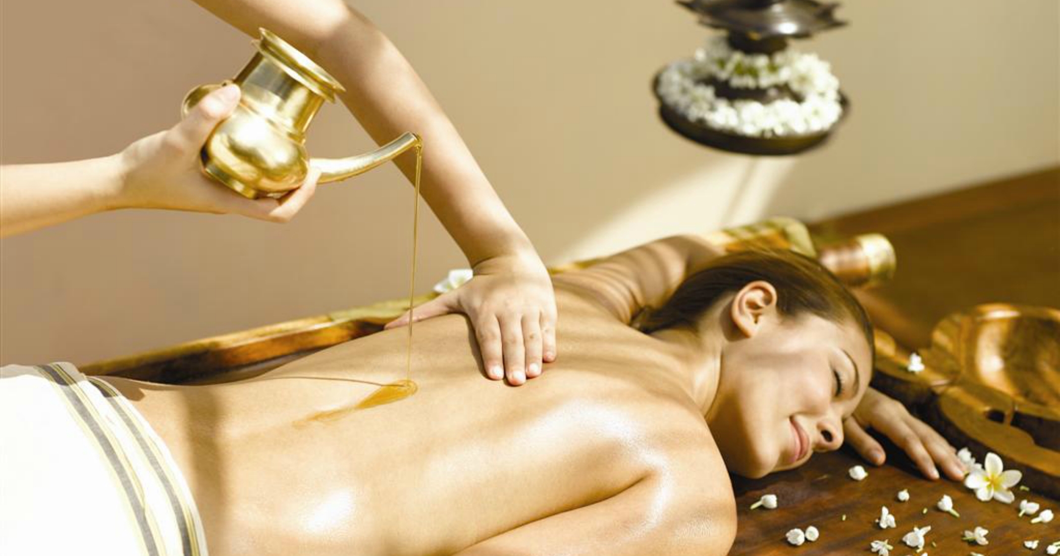 5 massage. Тайский Арома Ойл массаж. Индийский массаж Абхьянга. Масляный массаж. Масляный массаж тела.