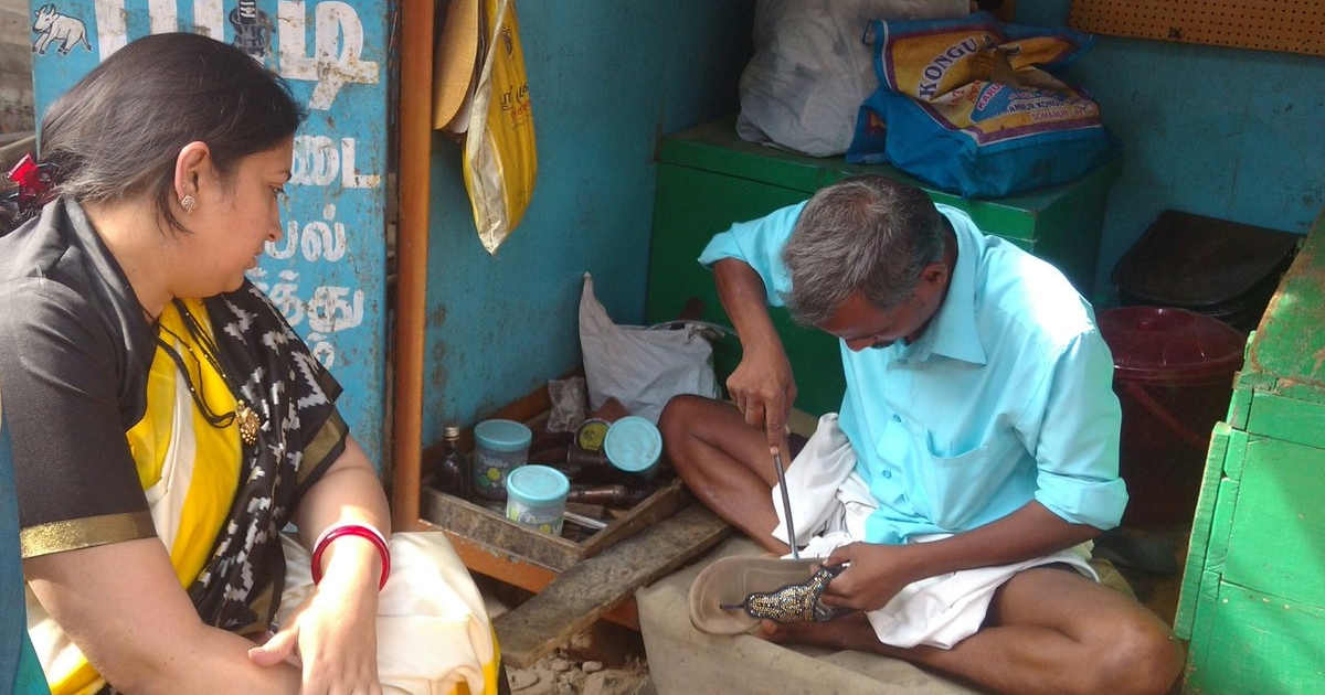 Smriti Irani Pays Rs 100 To Cobbler For Repairing Her Slippers, Photos ...