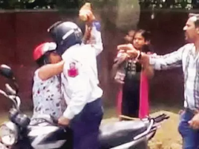 Women Fight with Constable
