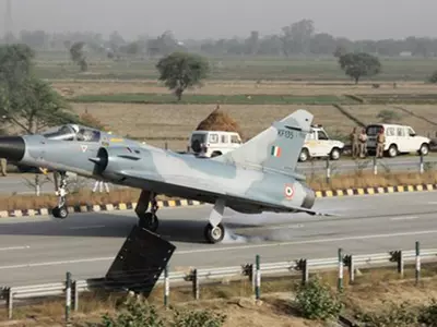 8 IAF Fighter Jets Will Land On the Agra-Lucknow Expressway For It’s Grand Opening!
