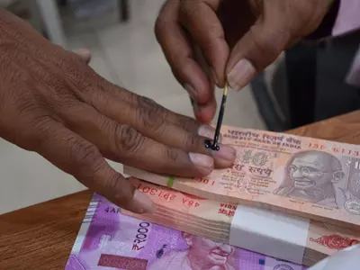 Here's How Mumbaikars Are Managing To Exchange Currency Multiple Times