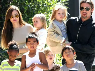 Angelina Jolie and Brad pitt with kids