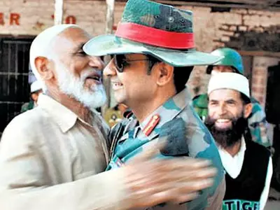 Meet Col. Yadav - The 'Army Uncle' Who Is Spreading Love In Kashmir By Giving Out Hugs!