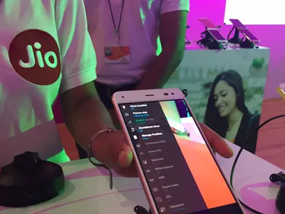 Jio SIMS Selling 'In Black' For Rs. 500, Application Forms For Rs. 100!