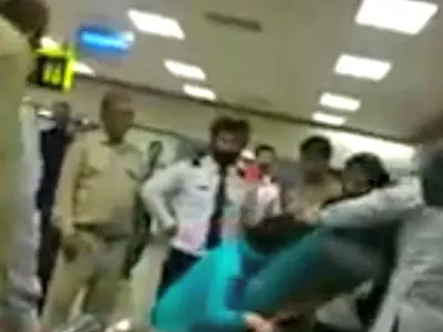 Woman Constable Beating Up Mother And Daughter Just For Asking Toilet Paper At Islamabad Airport
