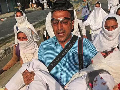 This Photojournalist Dropped His Camera To Save A Girl From Stone Pelters In Kashmir