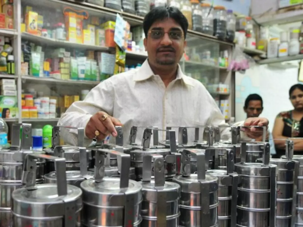 Mumbai-Based Doctor Has Been Feeding Hundreds of Abandoned Old People Mumbai-Based Doctor Has Been Feeding Hundreds of Abandoned Old People