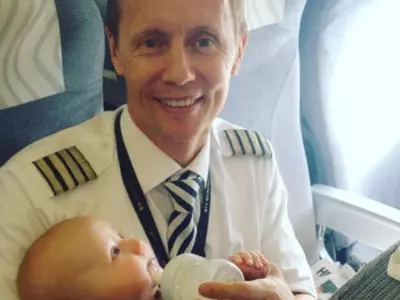 Pilot helps mother feed babies on plane