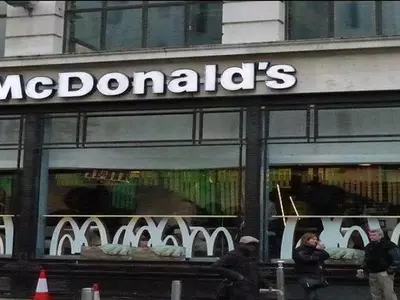 McDonalds stops hijab woman enter