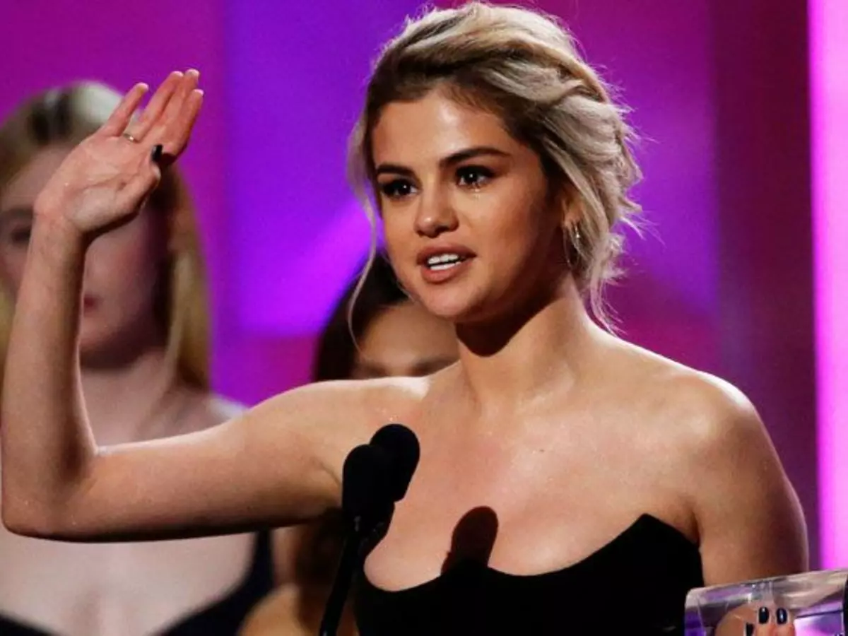 Selena Gomez Breaks Down As She Dedicates Her Billboard Award To BFF For Life-Saving Transplant