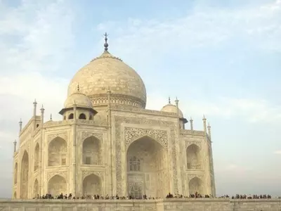 Yogi Govt Uses Taj To Lure Investors