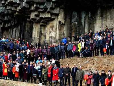 500 Members Of The Same Family Click The Most Awesome Photo Ever, Fit Into One Single Frame!