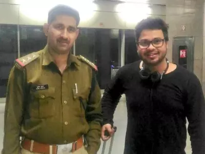 CISF Officer Helps Passenger Find His Lost Luggage