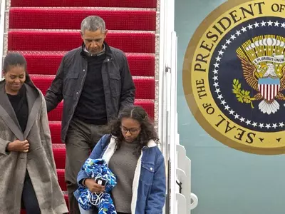 The Obamas Return From Their Last 'First Family' Vacay As Barack's Presidency Inches To A Close